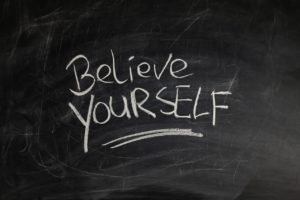 Wandtafel auf der "Believe yourself" steht