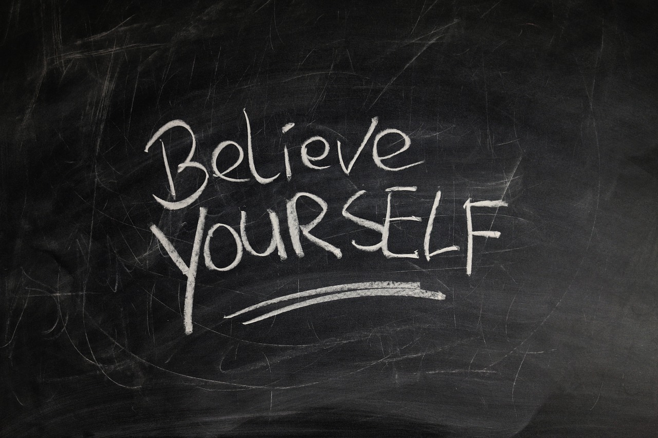 Wandtafel auf der "Believe yourself" steht